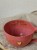 Filiżanka ceramiczna 300 ml malinowa handmade na stole