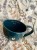 Morska filiżanka ceramiczna 300 ml handmade ustawiona na pościeli