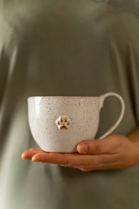 Detal złotej łapki na kubku ceramicznym 400 ml stracciatella GajaArte