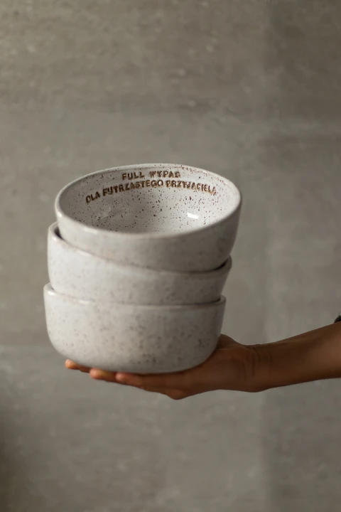 Trzy ceramiczne miski dla psa 700 ml stracciatella z personalizacją trzymane w dłoni