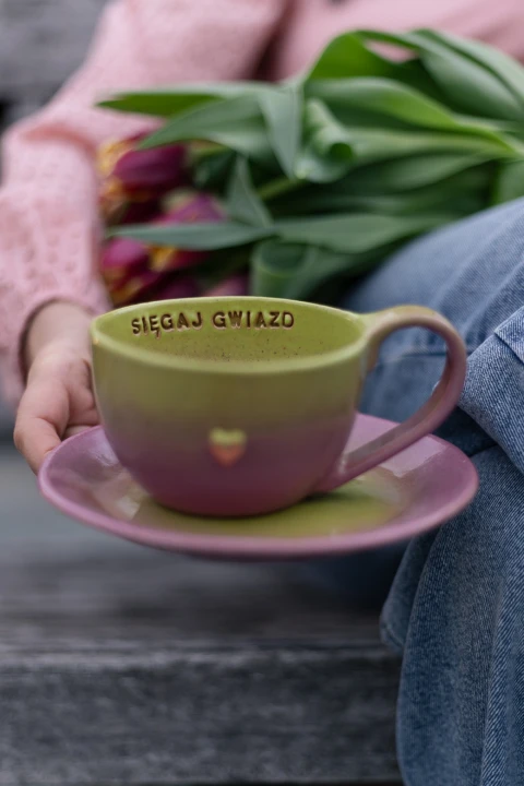 talerzyk ceramiczny 16 cm limonkowo różowy spodek ręcznie robiony do filiżanki i kubka na prezent